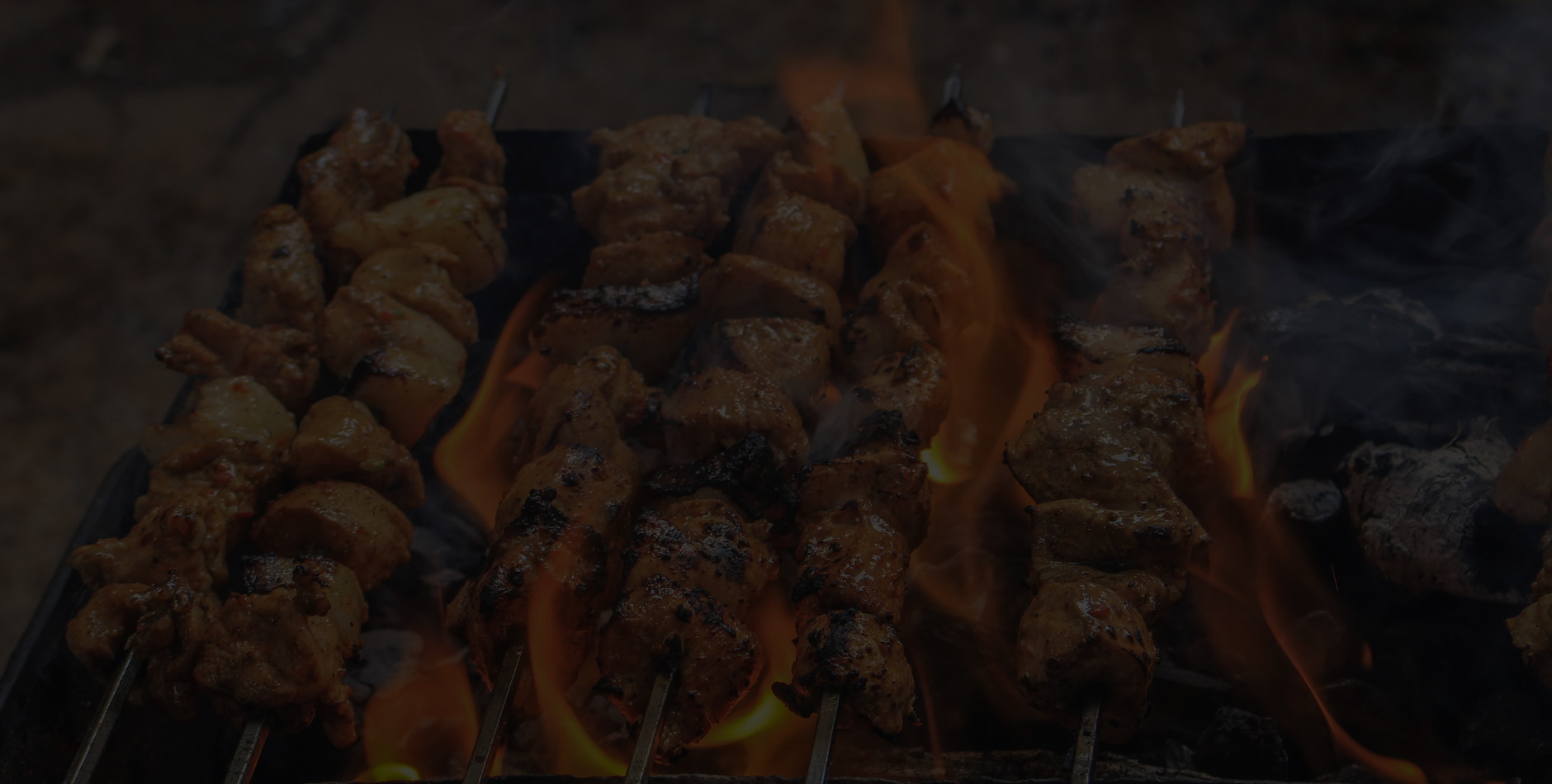 Buffet variado com saladas e pratos quentes